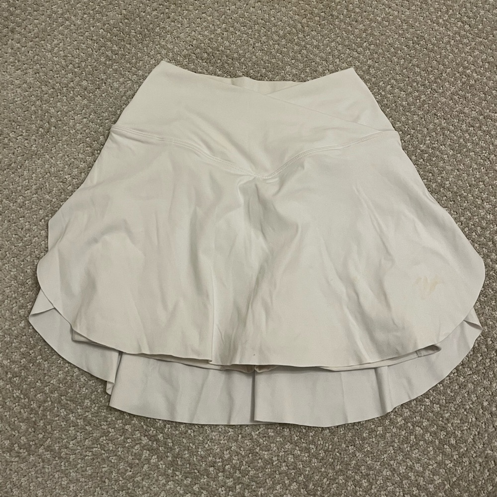 halara tennis skirt with v-waist
